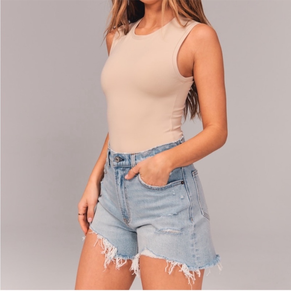 Abercrombie & Fitch Curve Love Mom Short High Rise Raw Hem Distressed Cutoffs